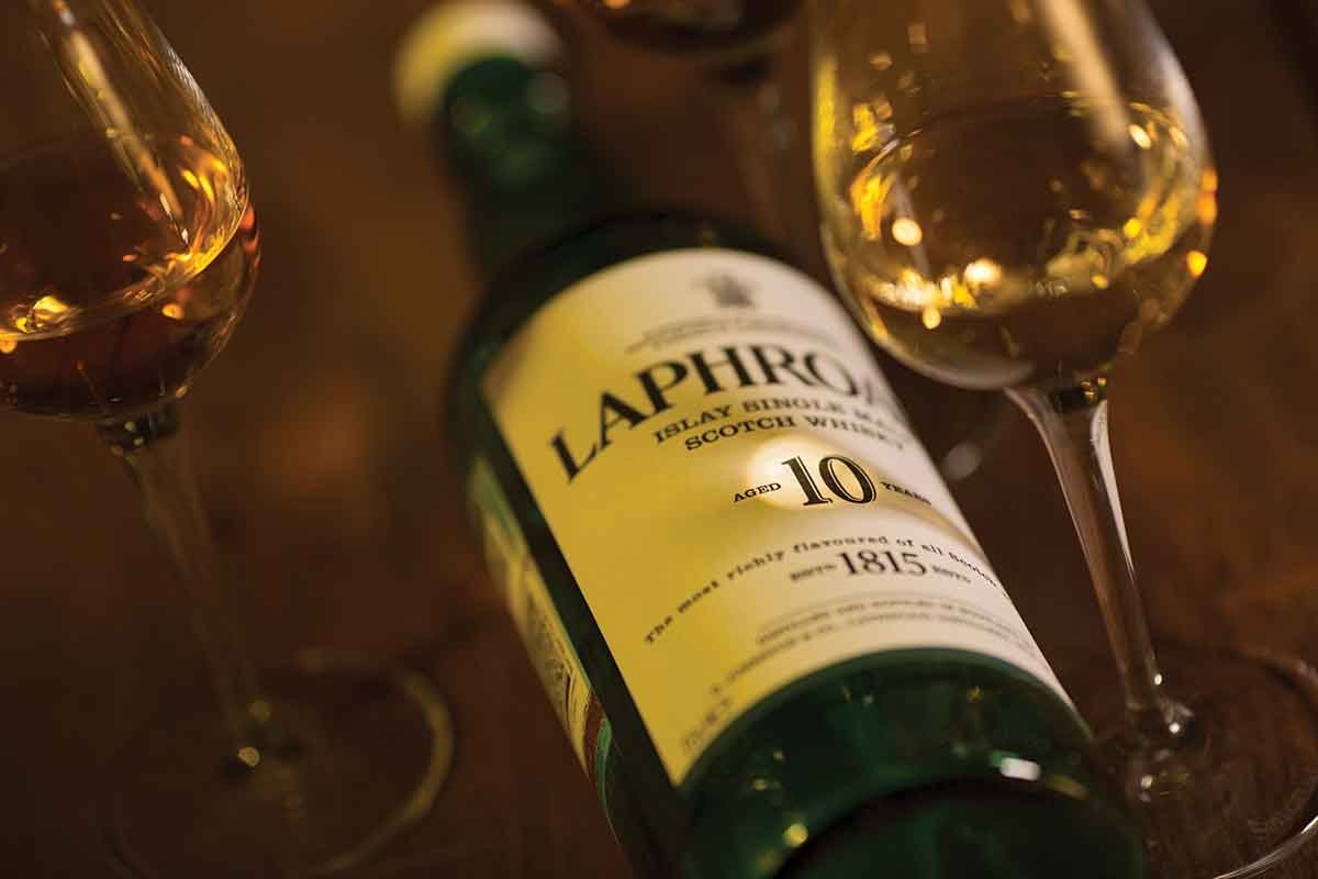 chill filtered whiskey: Pouring Laphroaig 10 Year
