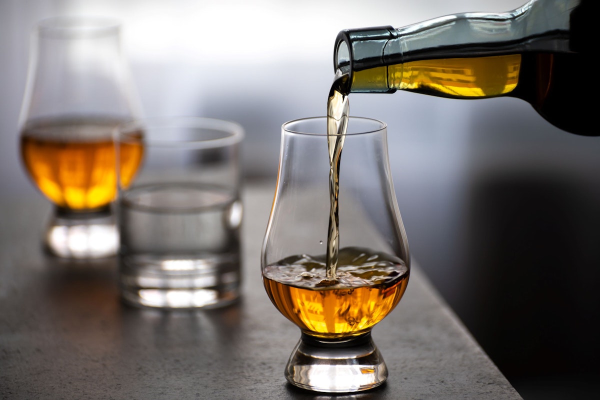 chill filtered whiskey: pouring whiskey